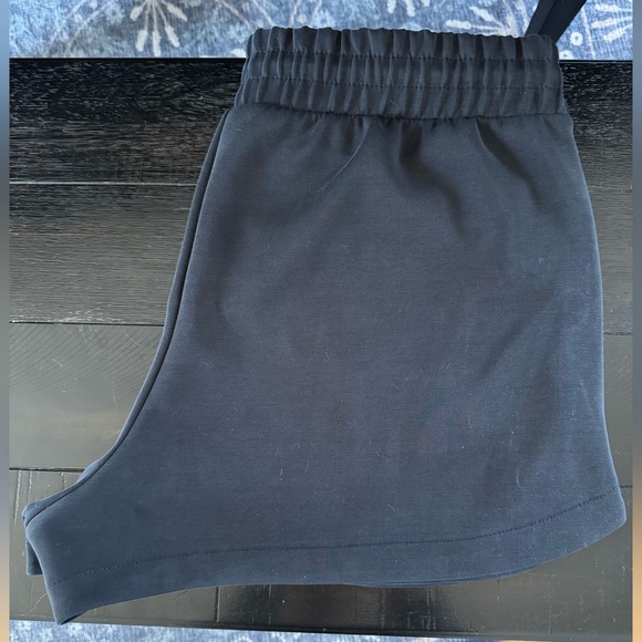 Women's Airy Sleek Shorts 3.5" - All In Motion - Black XXL - Picture 5 of 6